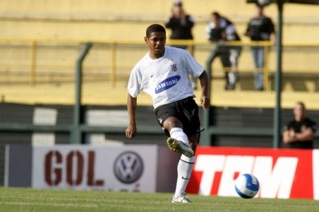 Vampeta - volante - 47 anos - Ídolo do clube, estava em sua terceira passagem pelo Corinthians. Hoje é comentarista esportivo e dirigente do Audax.