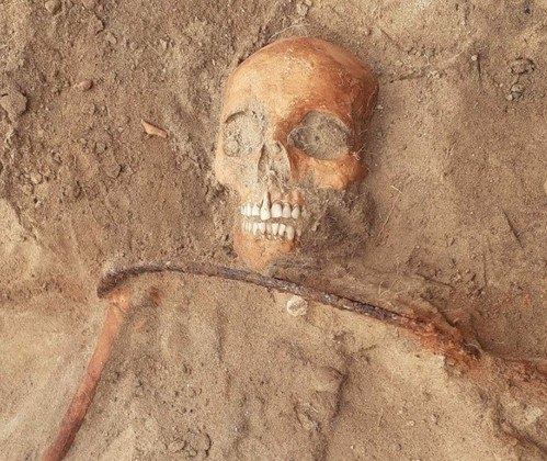 Uma mulher foi encontrada com uma foice na garganta em um sítio arqueológico da Polônia. Por causa da presença do acessório, pesquisadores afirmam que os matadores acreditavam que a vítima era uma vampira