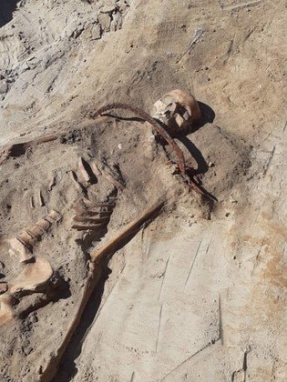 Além disso, segundo o professor, o corpo estava com um cadeado preso num dos dedos do pé, o que reforça que tinham medo de que ela se levantasse da tumba. 'Outras maneiras de se proteger contra o retorno dos mortos incluem cortar a cabeça ou as pernas, colocar os falecidos de bruços para morder o chão, queimá-los e esmagá-los com uma pedra', completou Poliński