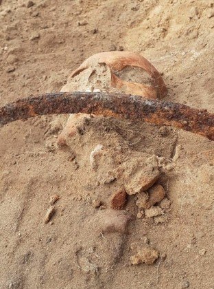 Segundo os pesquisadores, era um costume típico do século 17 fazer esse tipo de armadilha: uma foice era posta perto da garganta de um cadáver que se acreditava ser um vampiro, como forma de impedir que ele atacasse novamente