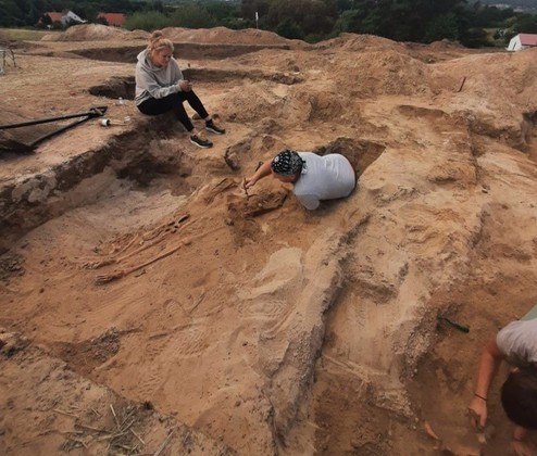 'A foice não foi colocada na horizontal, mas no pescoço, de tal forma que, se o falecido tentasse se levantar... a cabeça teria sido cortada ou ferida', disse Poliński em entrevista ao tabloide inglês Daily MailVALE SEU CLIQUE: Até o fotógrafo demorou para achar uma zebra entre centenas de gnus nesta foto. Você é capaz?