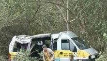 Vídeo: van capota, cai em ribanceira e bate em árvore no Entorno do DF; mulher morreu