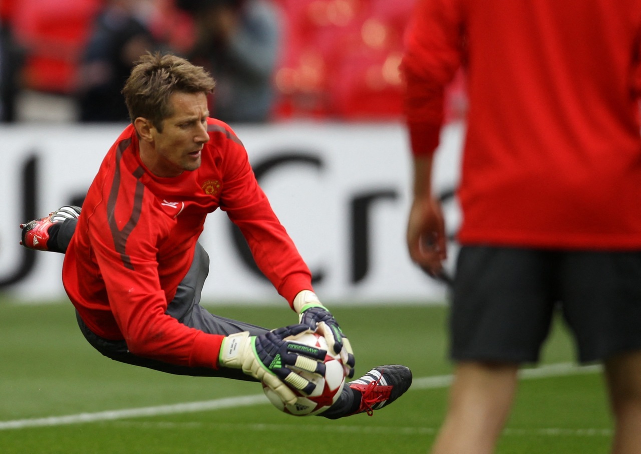 Ex-goleiro do Manchester United, Van der Sar é internado após sofrer