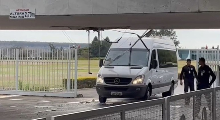 Van danificou forro do portal ao tentar passar