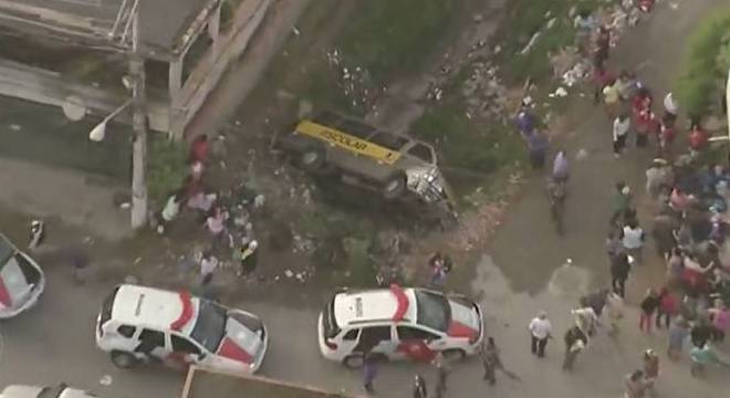 Van escolar cai em córrego em São Bernardo do Campo