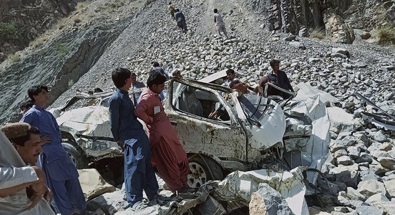 Van que transportava 21 pessoas caiu de um penhasco no Paquistão