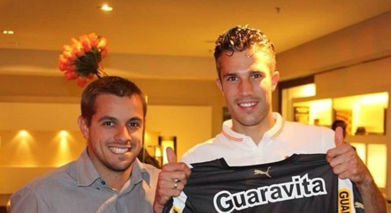 Na Copa do Mundo de 2014, Van Persie recebeu uma camisa do Botafogo com nome e número de Garrincha, ídolo histórico do clube