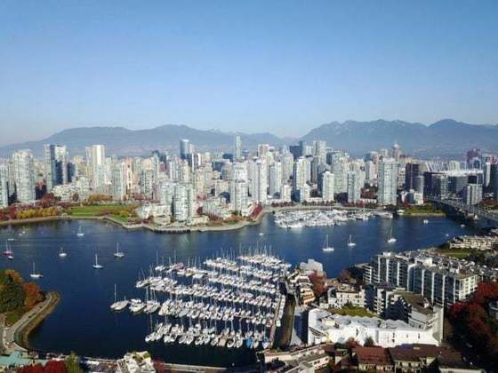 Vancouver desfruta de um clima ameno durante todo o ano, o que torna as estações mais suaves em comparação com outras regiões do Canadá. Isso permite que os moradores aproveitem atividades ao ar livre em todas as épocas.