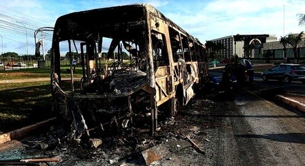 Ônibus foram incendiados durante o vandalismo