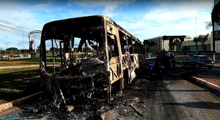 Ônibus queimado próximo à 5ª Delegacia de Polícia na Asa Norte, em Brasília