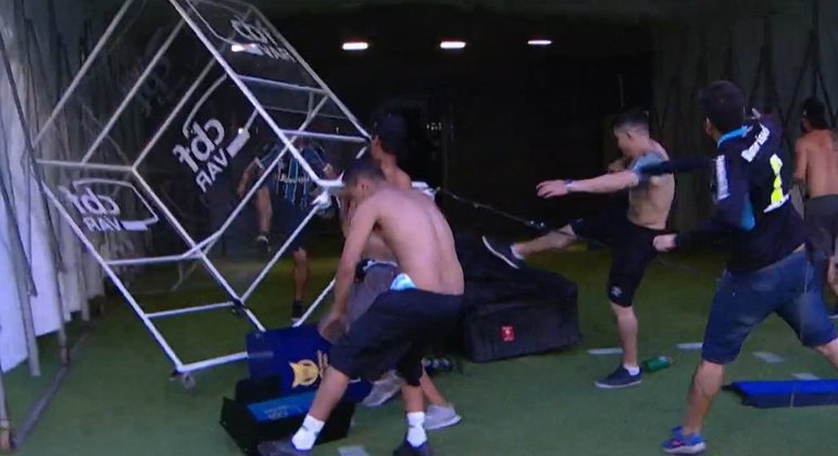 Não havia segurança. Se os vândalos quisessem bater nos jogadores ou árbitros, bateriam