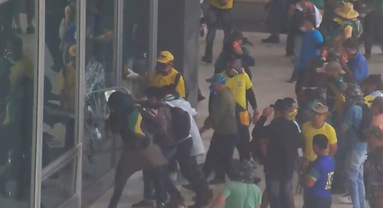 Vândalos quebram prédio do STF, em Brasília, em 8 de janeiro