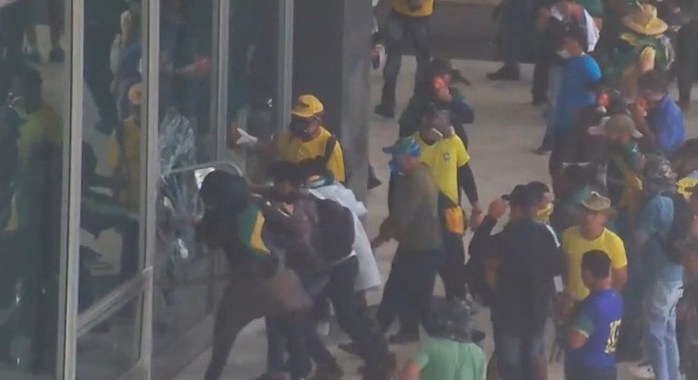 Vândalos quebram prédio do STF, em Brasília