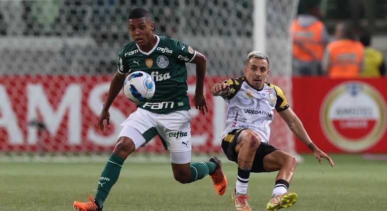 Vanderlan vence disputa de bola contra o Táchira em partida pela Libertadores no Allianz