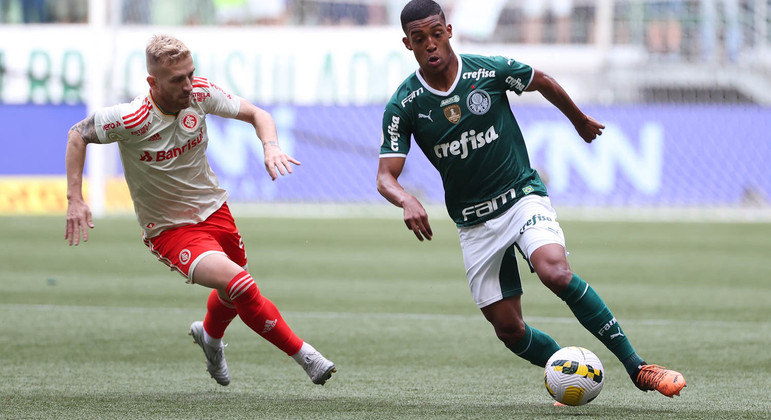 Vanderlan domina a bola pelo Palmeiras e é marcado pelo atacante Pedro Henrique do Inter