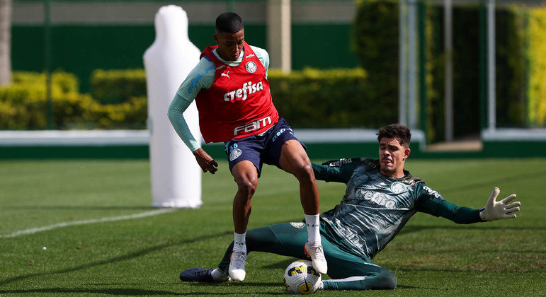 Vanderlan disputa a bola em treino do Palmeiras com Vinicius Silvestre visando o América-MG