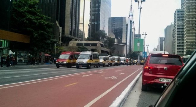  Vans de transporte escolar fizeram protesto na Avenida Paulista em SP nesta sexta-feira