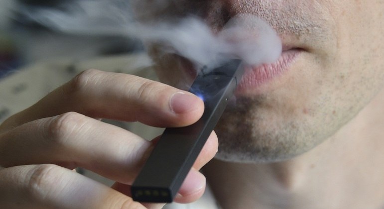 Cigarro eletrônico, apesar de proibido, está difundido entre os jovens