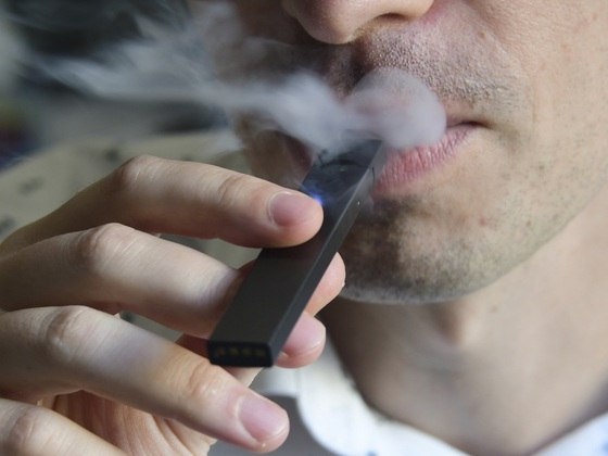 4. ArritmiaEm um estudo publicado em setembro de 2022, pesquisadores da Universidade de Louisville, nos Estados Unidos, descobriram que a exposição aos produtos químicos dos cigarros eletrônicos pode causar quadros de arritmia (batimentos irregulares do coração) e disfunção elétrica cardíaca. Ao exporem modelos animais a líquidos que compõem esses produtos, os cientistas perceberam que os batimentos, antes normais, tornavam-se prematuros e pulados.  'O uso de cigarros eletrônicos com certos sabores ou veículos solventes pode interromper a condução elétrica do coração e provocar arritmias', disse o coordenador do estudo, o professor Alex Carll, em um comunicado