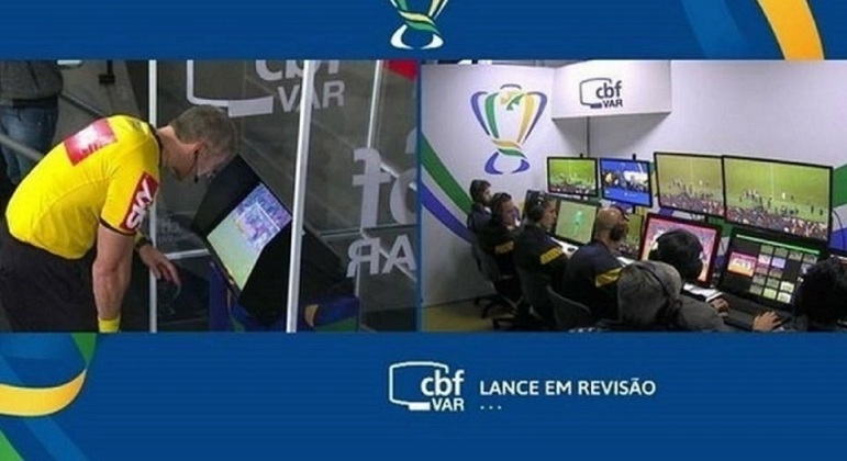 Em meio a tantos monitores, também tem um na TV ao vivo na sala do VAR