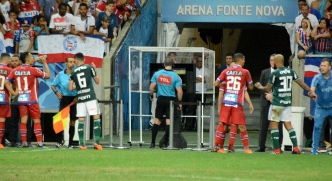Avisado pelo VAR, Daronco revê lance e retira expulsão de jogador do Bahia