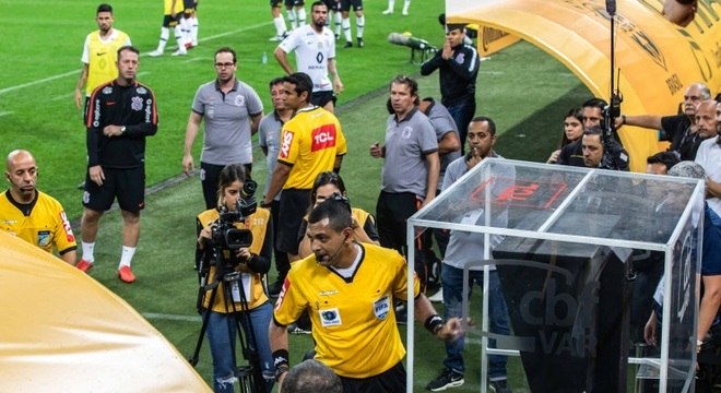 Arbitragem consulta o VAR durante a final da Copa do Brasil
