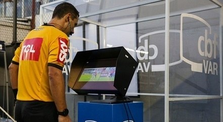 O uso no VAR no Brasil beira o ridículo