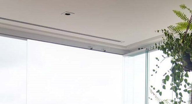 Varanda ampla e iluminada com piso laminado
