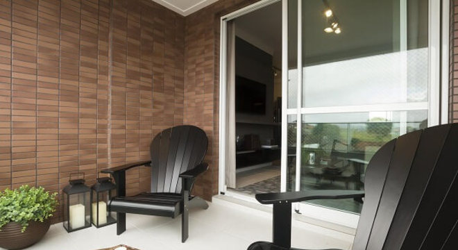 Varanda com cadeira de madeira preta