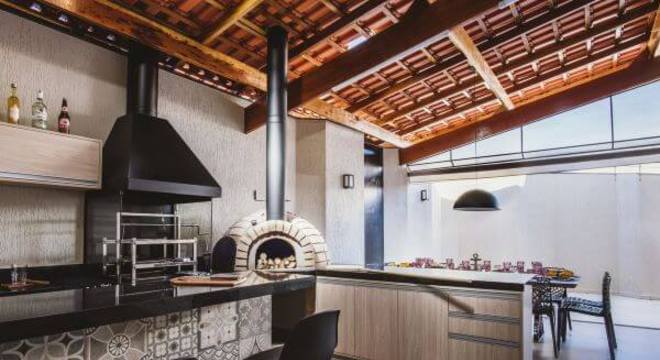 Varanda com churrasqueira com detalhes em preto e branco