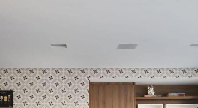 Varanda com churrasqueira com ladrinhos de revestimento e bancada azul