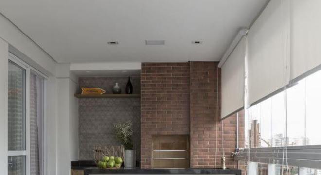 Varanda com churrasqueira de tijolinho e tapete