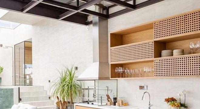 Varanda com churrasqueira e balcão de granito