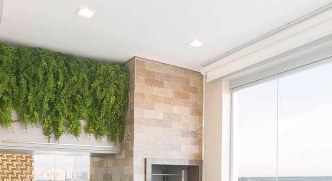 Varanda com churrasqueira e mesa de vidro