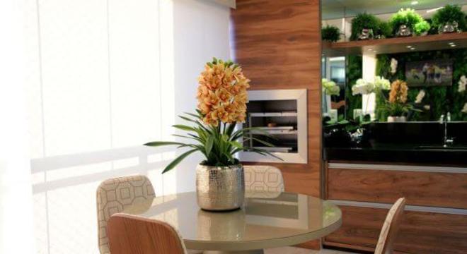 Varanda com churrasqueira e mesa redonda