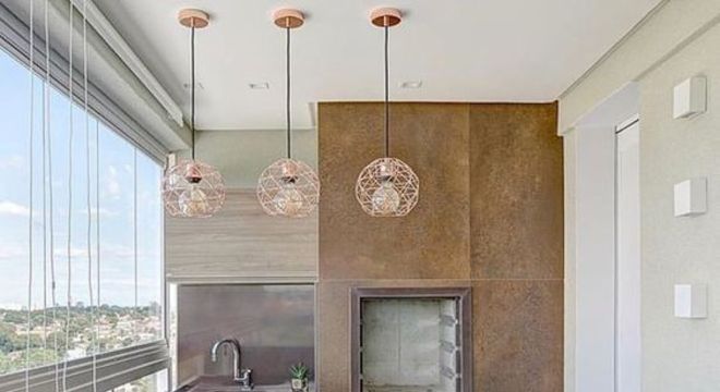 Varanda com churrasqueira e pendentes aramados