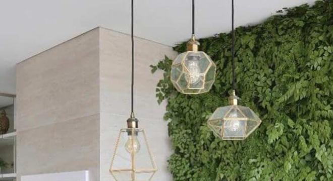 Varanda com churrasqueira e pendentes modernos