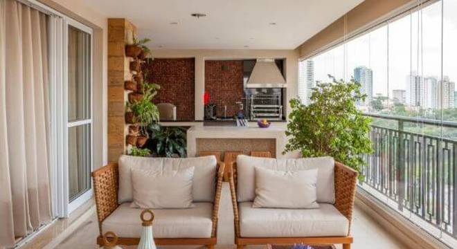 Varanda com churrasqueira e poltronas confortáveis