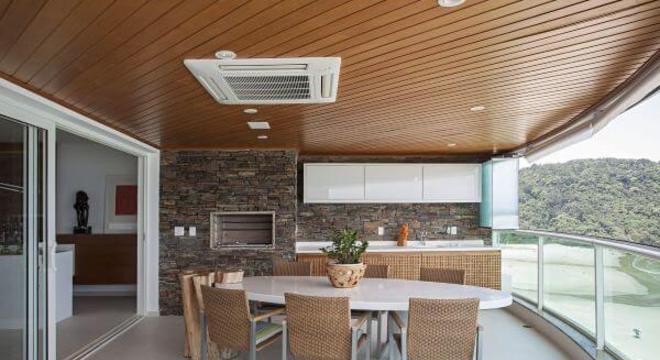 varanda com churrasqueira e revestimento de pedra