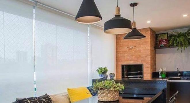 Varanda com churrasqueira e sofá estofado