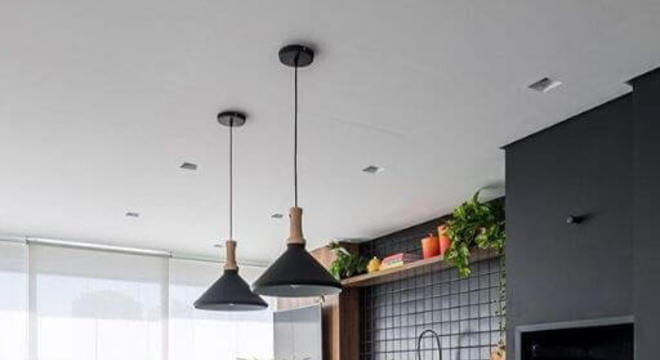 Varanda com churrasqueira em tons de preto