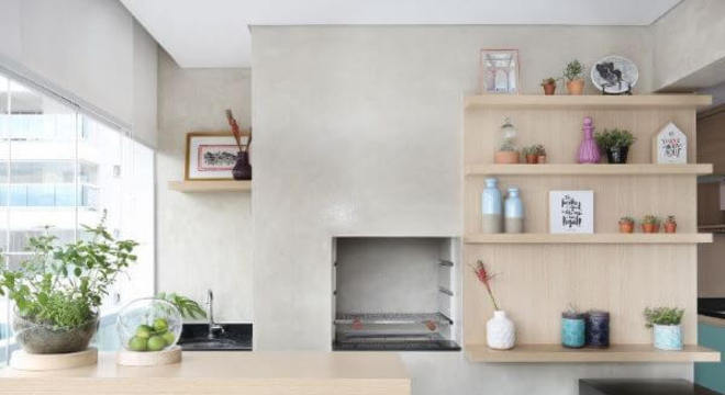 Varanda com churrasqueira revestida com cimento queimado