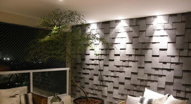 Varanda com parede revestida em placa de gesso 3D