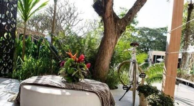 Varanda com puff gigante em tom beje