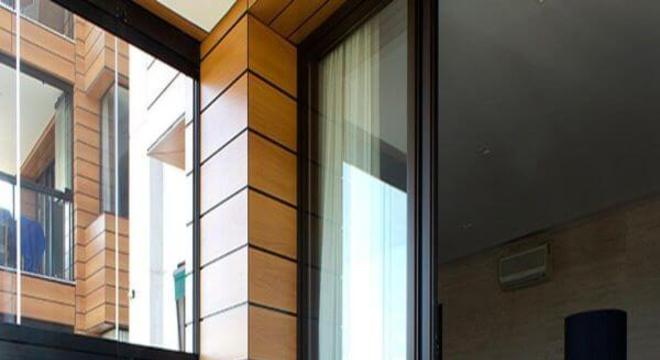 Varanda com sofá de madeira branca