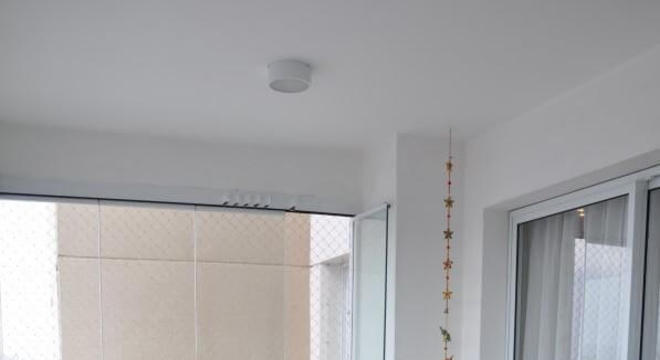 varanda com sofá de madeira e mesa