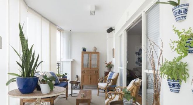 Varanda decorada com a cor do ano