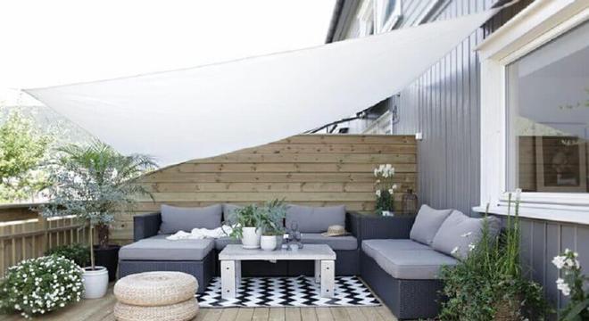 varanda decorada com puffs de pneus