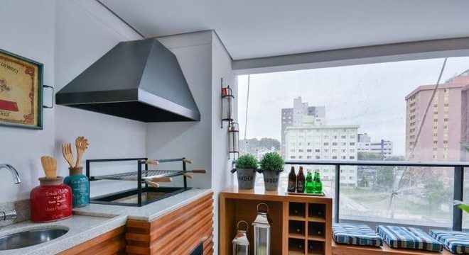 Varanda gourmet com bancada de granito e madeira Projeto de Bender Arquitetura