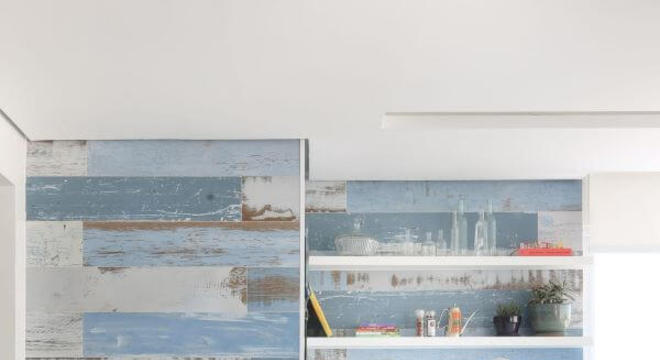 Varanda gourmet com churrasqueira revestida com patina